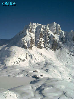 Dalla vetta, una patagonica immagine del Cornone di Blumone